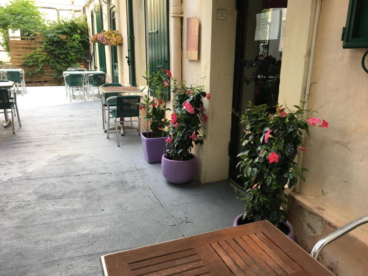 Hostellerie De La Source อาร์ลส์ ภายนอก รูปภาพ
